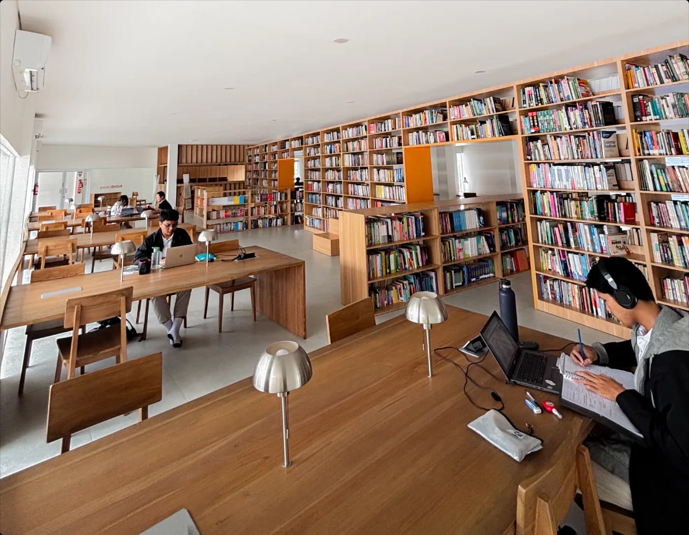 Suasana perpustakaan SMA Unggulan Rushd